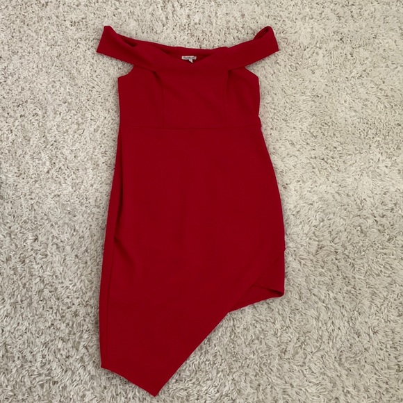 Red, fitted dress. Has a shorter effect on one side. - Picture 1 of 2